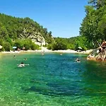 Vue Mer, Riviere Et Montagnes